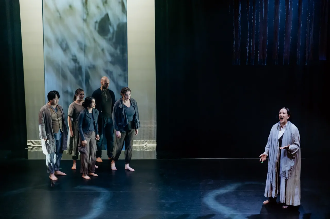 Song from the Uproar, production photograph 4