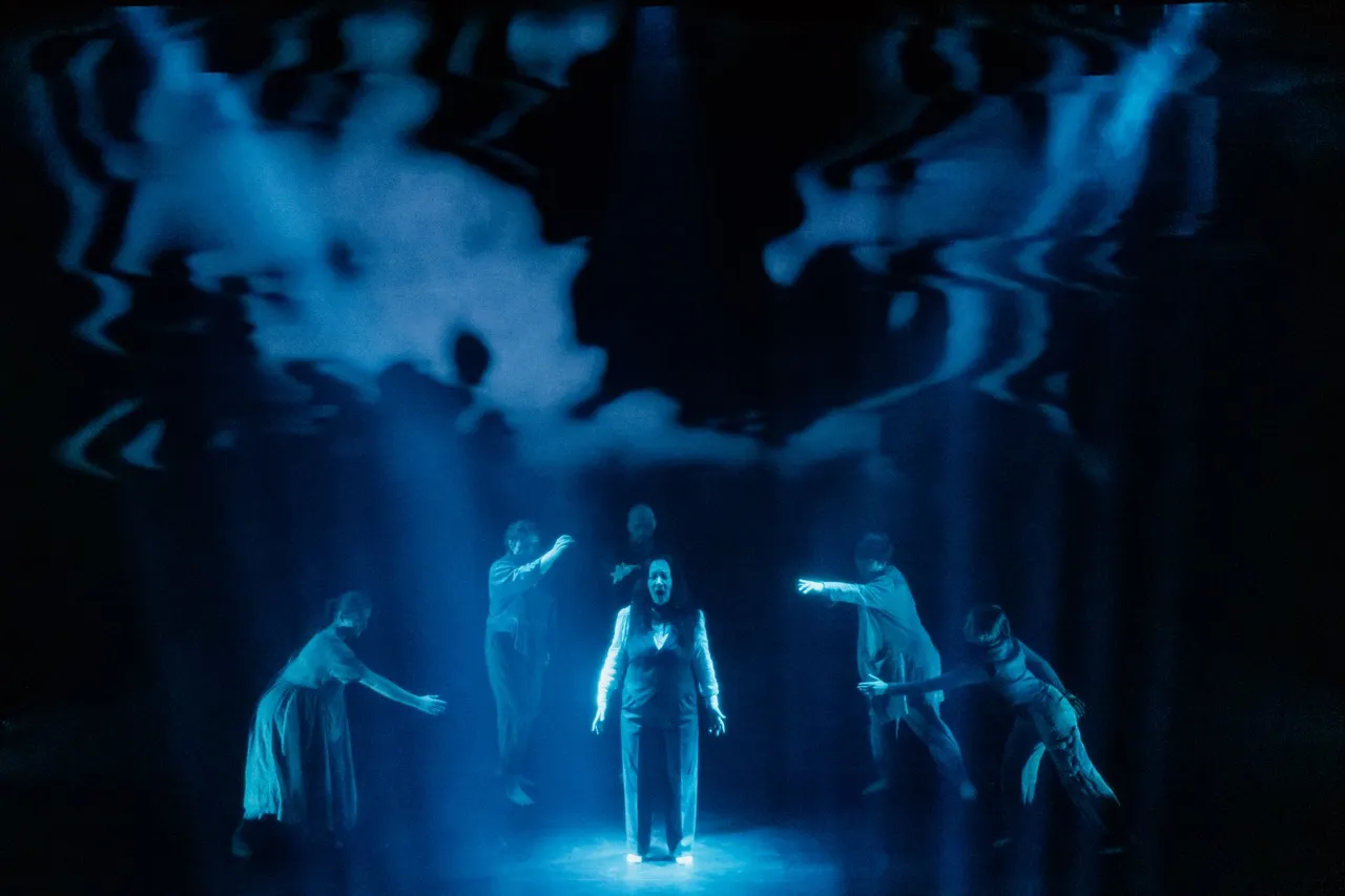 Song from the Uproar, production photograph 1