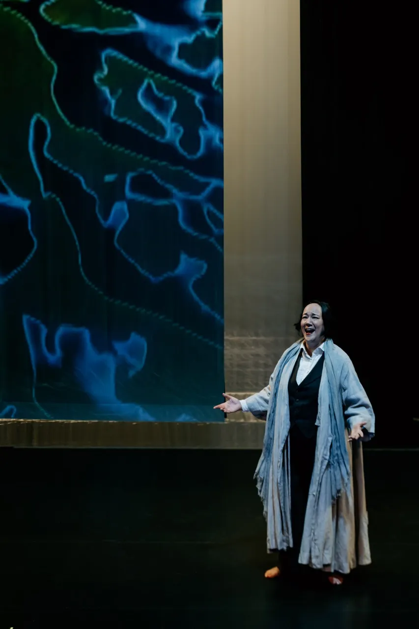 Song from the Uproar, production photograph 2
